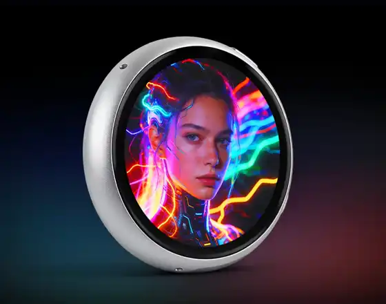Il medaglione STARGATE acceso: lo schermo AMOLED rotondo mostra il globo luminoso su fondo nero